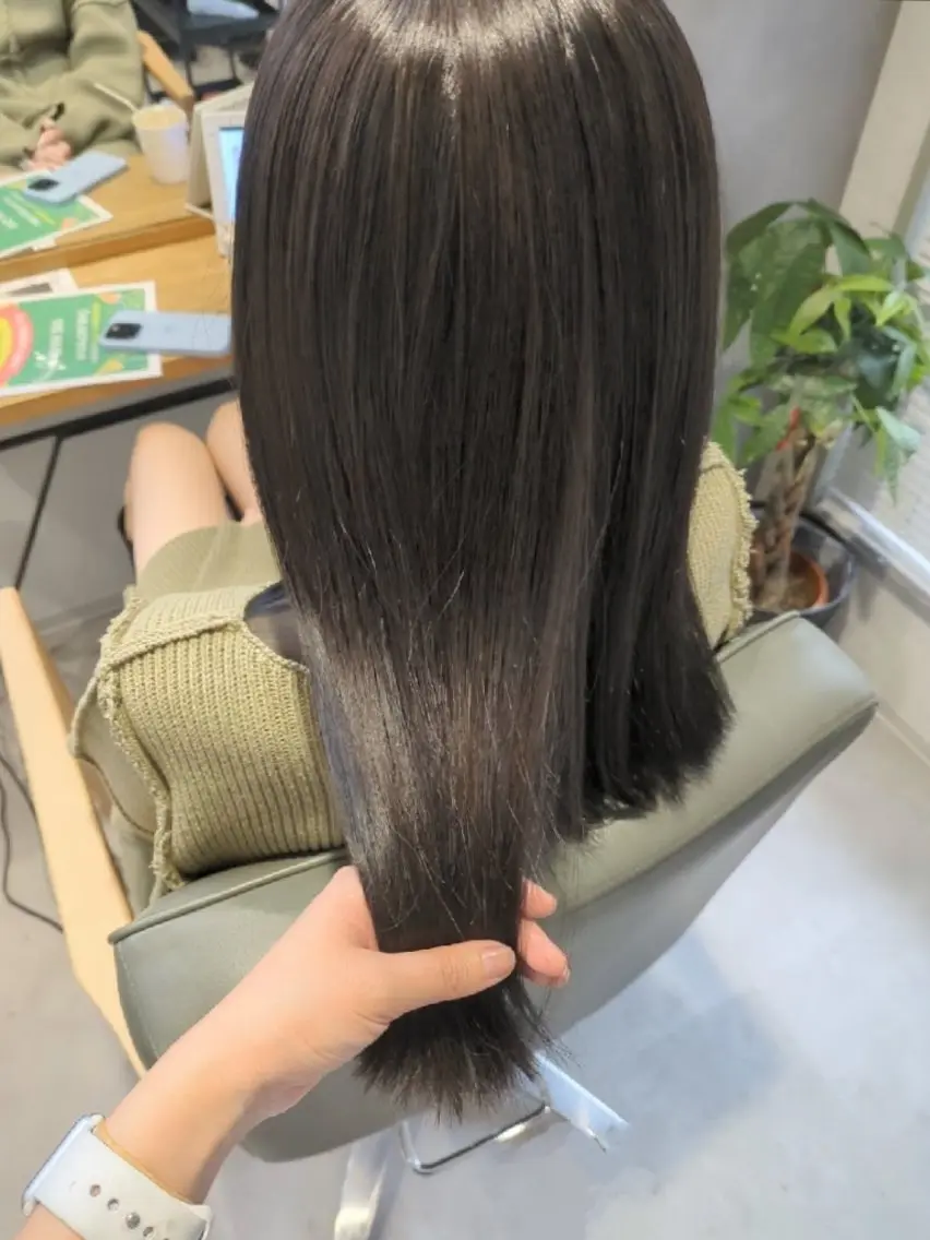 セミロング カラー ヘアアレンジ アッシュ アッシュグレー カット ヘアカラー 小國 綾かのヘアスタイル