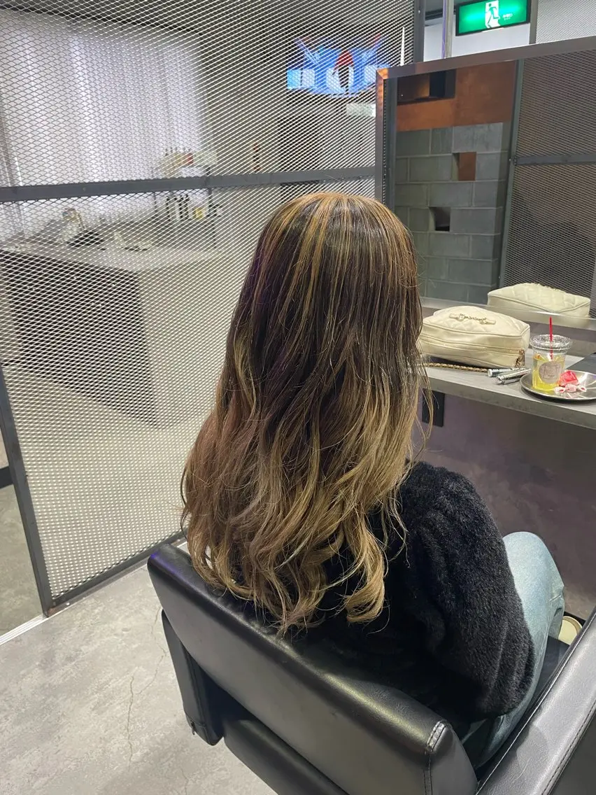 ロング カラー バレイヤージュ ベージュカラー レイヤーカット ヘアカラー 手塚 由佳のヘアスタイル