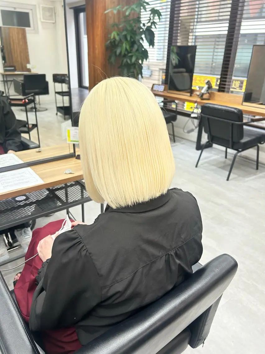 ショート カラー ブリーチ 抜きっぱなしブロンド ブロンド ヘアカラー ENA💗NEXT /ハイトーンエクステのヘアスタイル