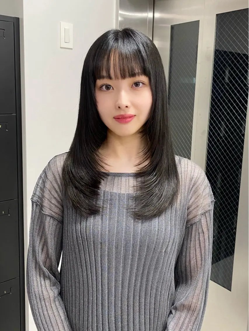 ロング カラー 黒髪 ブルーカラー ブルーブラック 韓国風ヘア レイヤーカット カット ヘアカラー 韓国レイヤー/ 縮毛矯正🎀minaのヘアスタイル