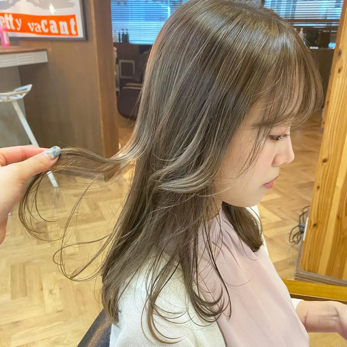 セミロング 前川 朋香のヘアスタイル