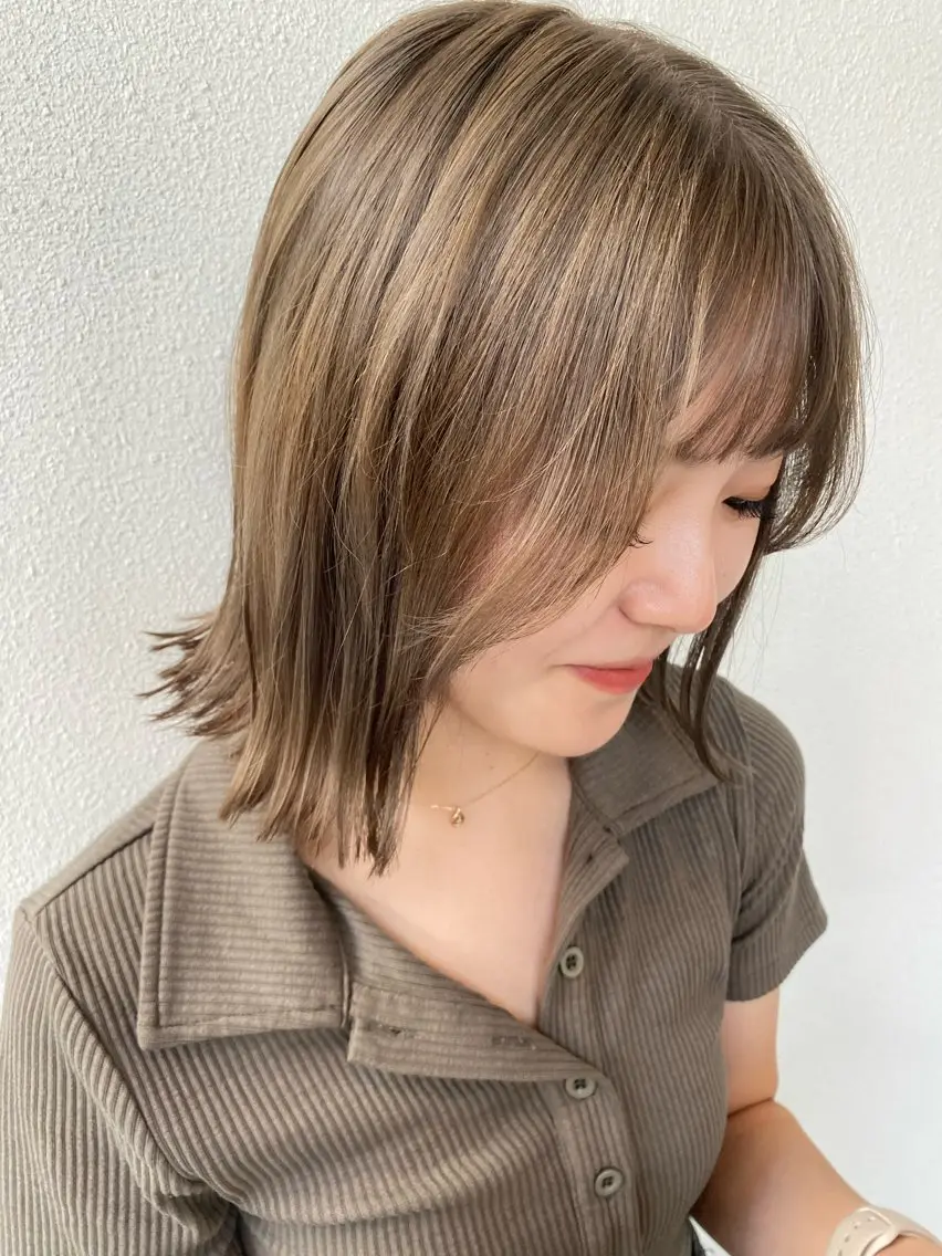 セミロング カラー ベージュカラー ハイトーンカラー オリーブベージュ カット ヘアカラー LUVISM新潟🎀 透明感カラー/ミユのヘアスタイル