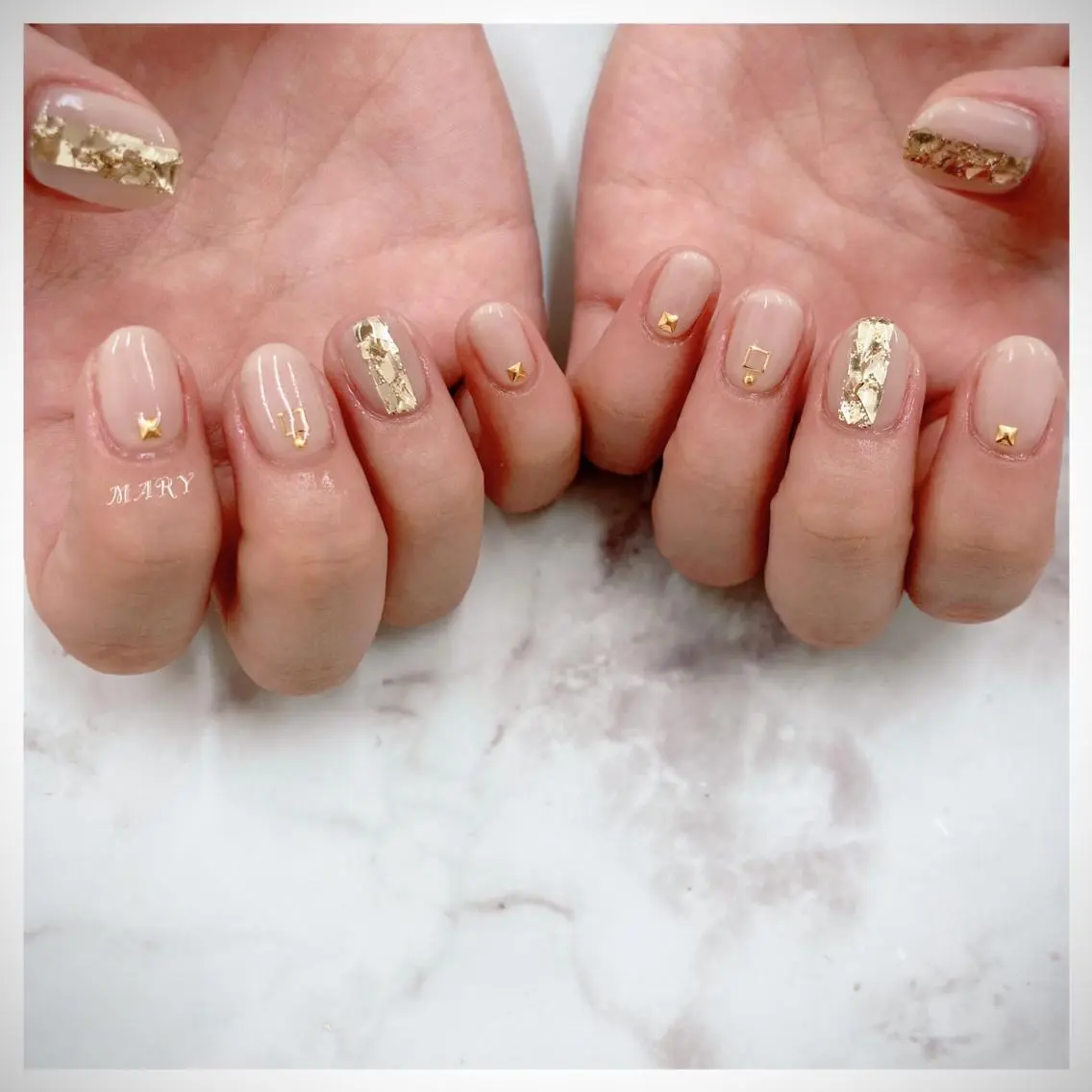 ネイル ゴールド キラキラネイル ニュアンスネイル ワンカラーネイル ハンドネイル Mary nail .narumiのネイルデザイン