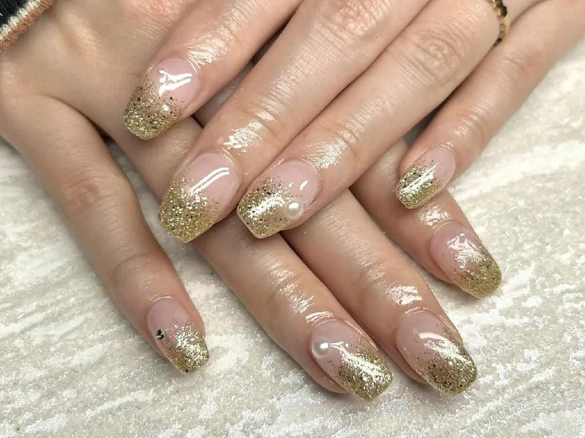 ネイル ゴールド 韓国ネイル ラメ(グリッター) ラメグラデーション ニュアンスネイル JULIE NAILのネイルデザイン