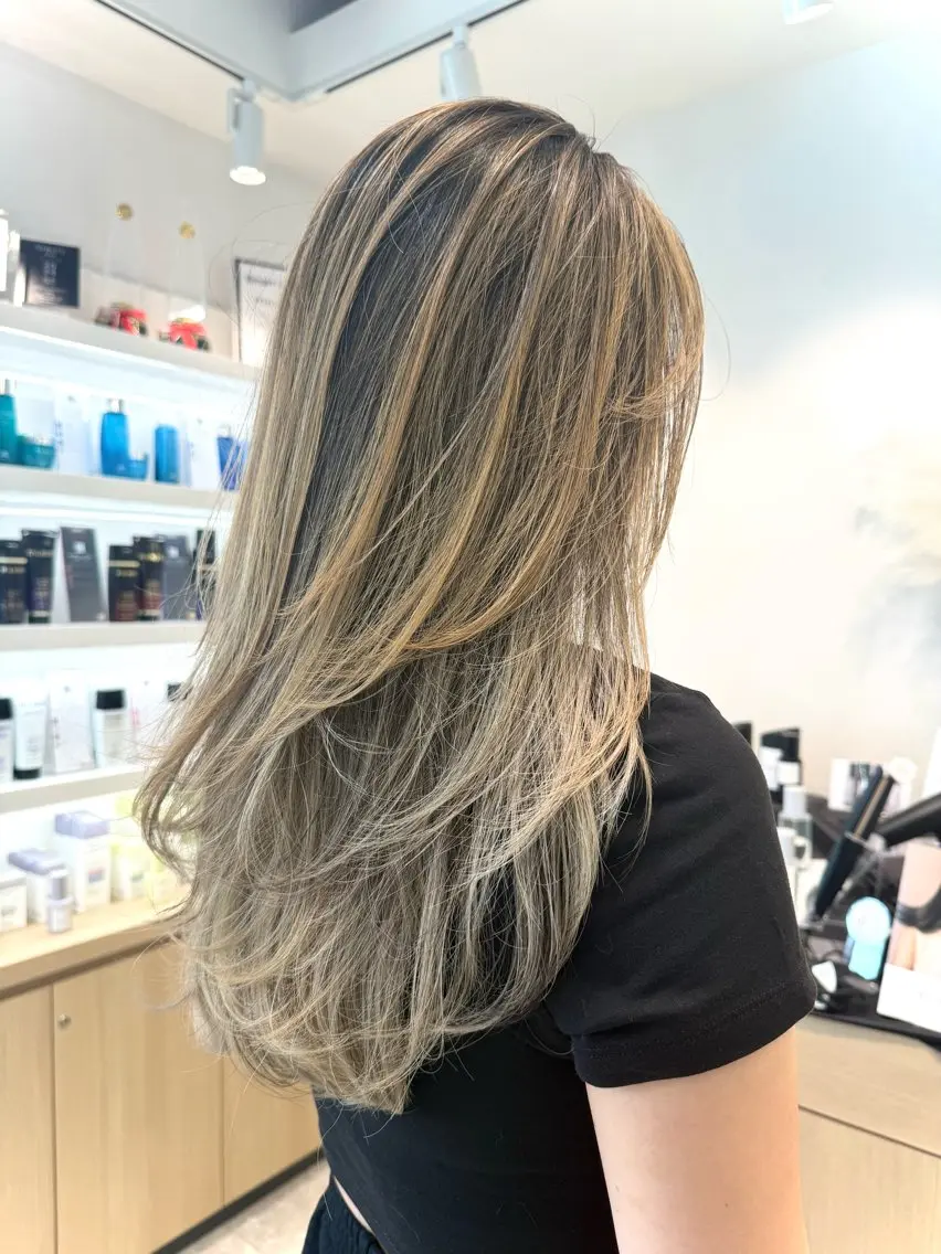 ロング カラー バレイヤージュ ブロンド シルバー レイヤーカット カット ヘアカラー 竹井俊介/ブリーチ /海外レイヤーのヘアスタイル