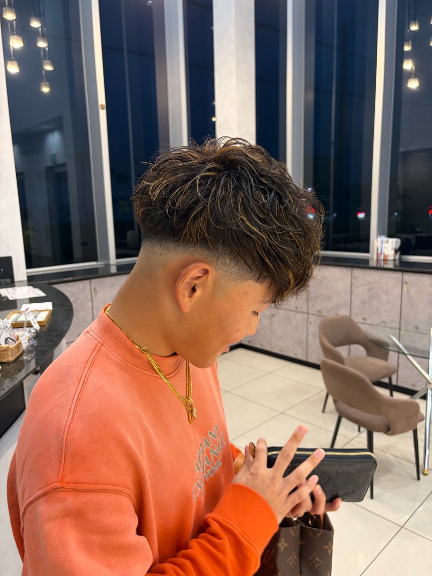 カラー パーマ ブリーチ ハイライトカラー メッシュ 浅野 櫂斗のヘアスタイル