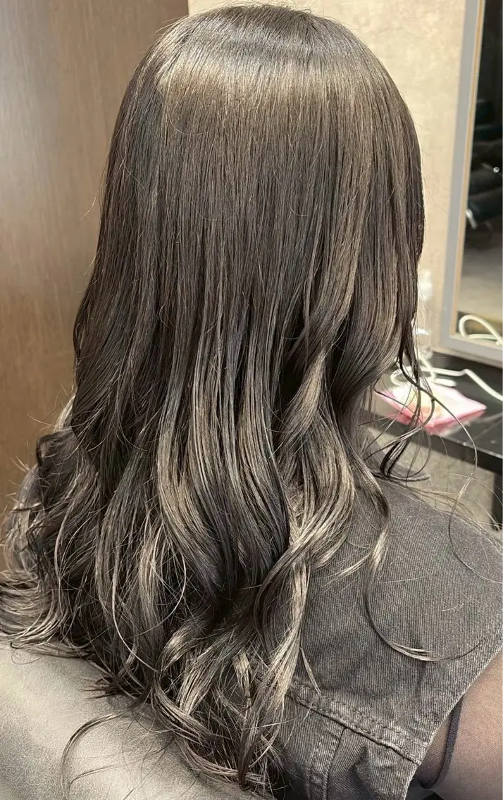 ロング カラー ブリーチ グレージュ shiori oのヘアスタイル