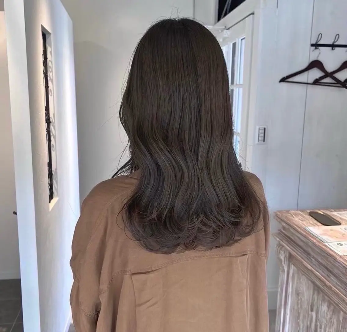 カラー アッシュ オリーブカラー ヘアカラー トリートメント 木下 泰乙のヘアスタイル