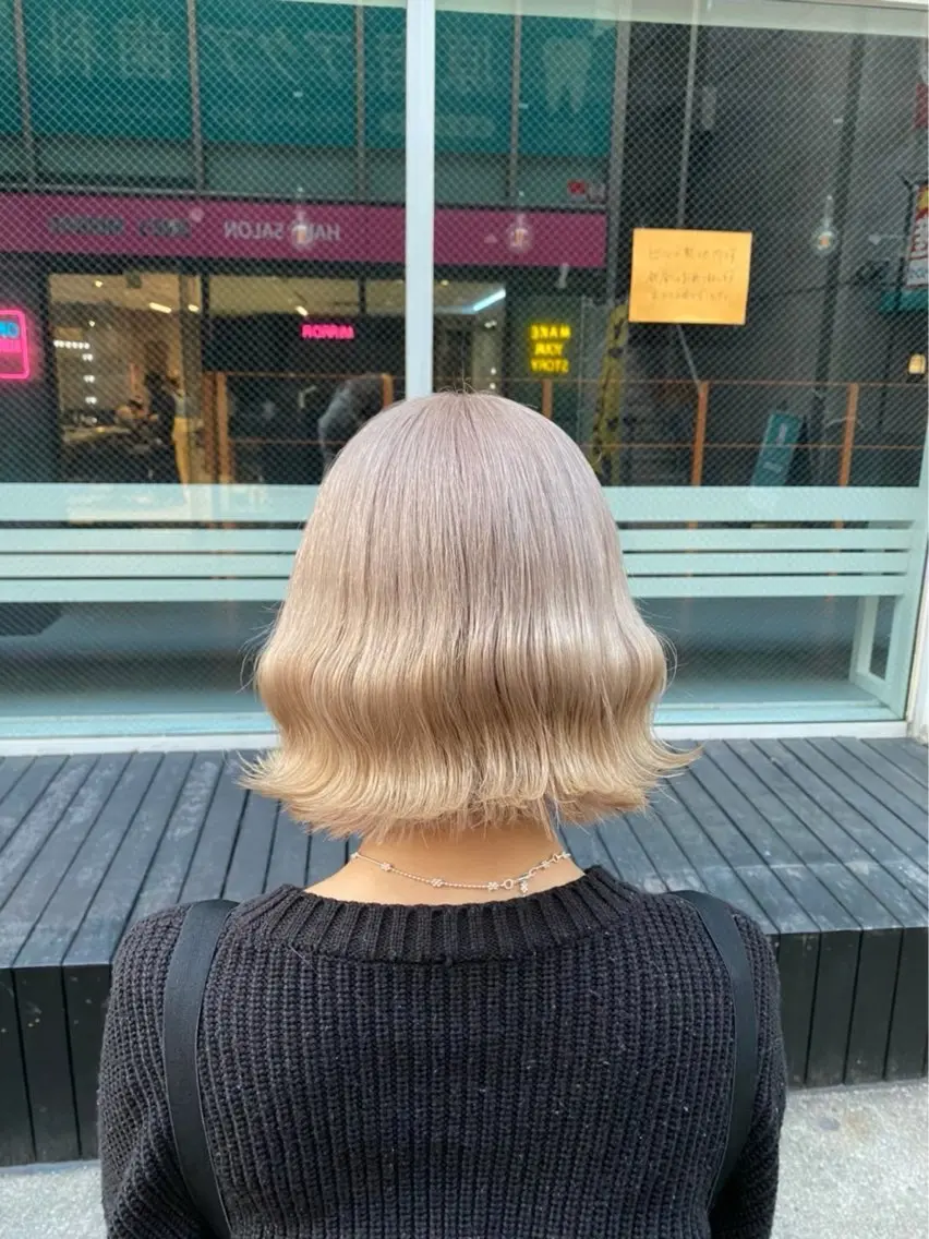 ショート カラー アッシュ アッシュグレー ベージュカラー ブリーチ ブロンド 【ときめき屋さん🎀 ハイトーン大和🎀】のヘアスタイル