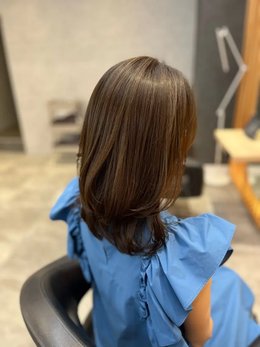 ミディアム カラー ミディアムレイヤー ベージュカラー オリーブベージュ レイヤーカット 銀座REFINED Ayanoのヘアスタイル