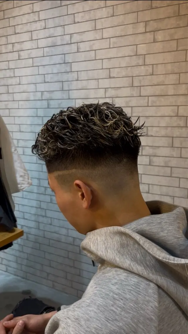 ショート カラー パーマ メンズ フェードカット メンズハイライト ハイライトカラー ハイライト 海外風メンズ🇺🇸 💈N.Yuto💈のヘアスタイル