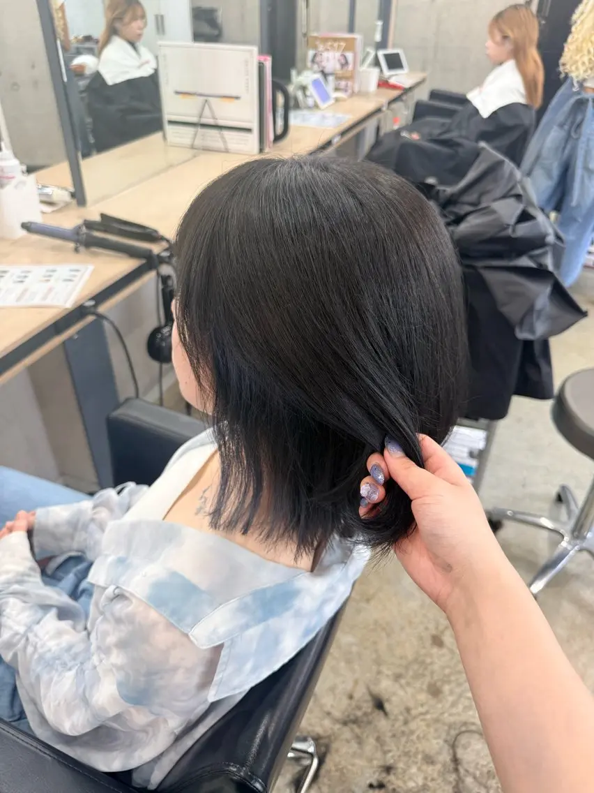 ショート カラー 黒髪 ブルーカラー ブルーブラック 透明感カラー インナーカラー カット ヘアカラー トリートメント ʚNANAɞブリーチ カラー/透明感/赤羽のヘアスタイル