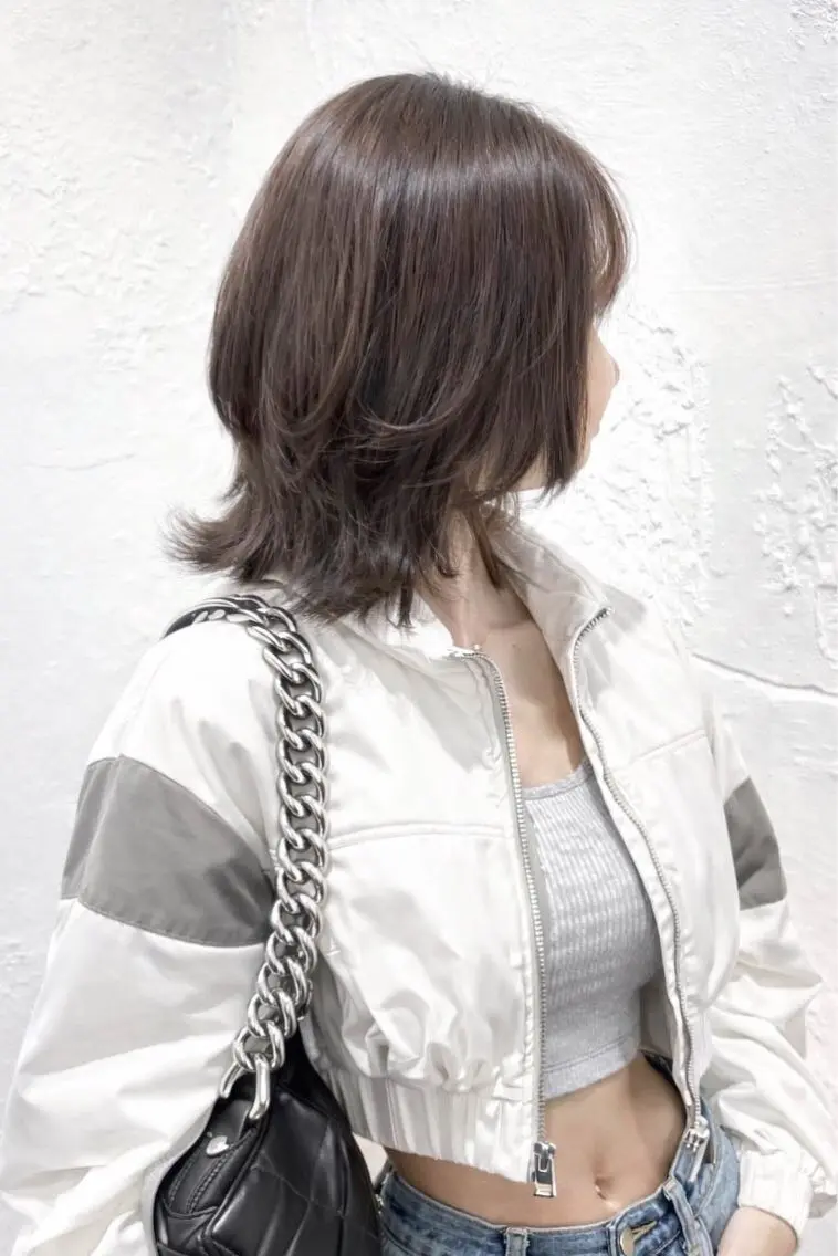 セミロング カラー ブリーチ 透明感カラー グレージュ 外ハネヘア ヘアカラー りおん/オタク/ 推しカラーのヘアスタイル