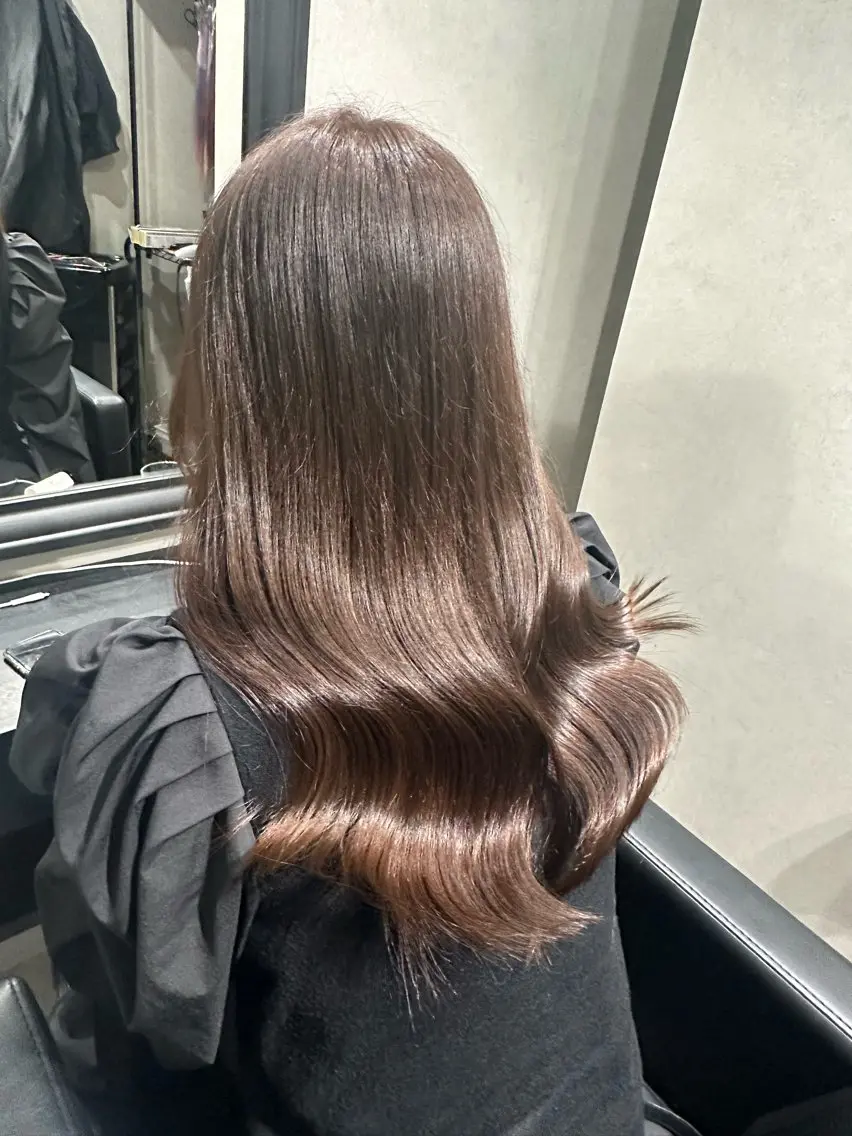 ロング 奥本 侑 髪質改善、ツヤ髪のヘアスタイル