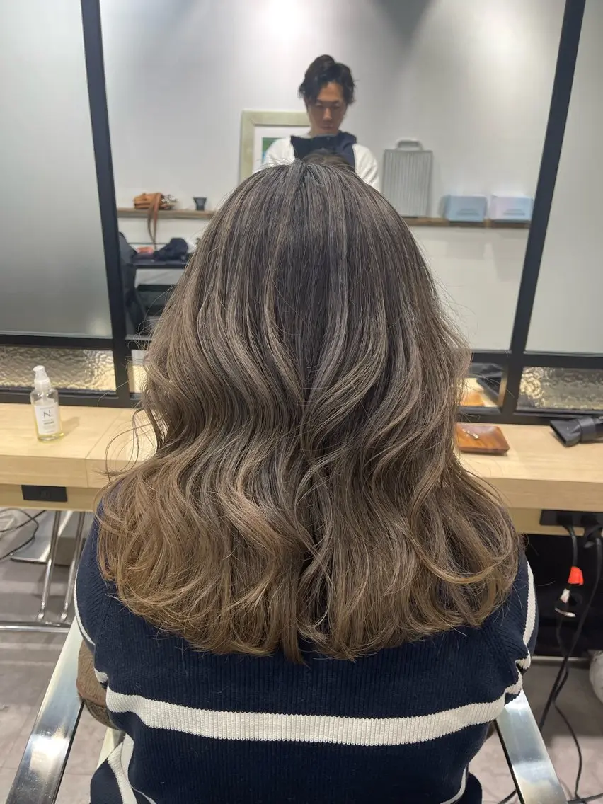 ミディアム カラー ブリーチ ケアブリーチ ヘアカラー トリートメント 白髪ぼかしハイライト バレイヤージュヤマトのヘアスタイル
