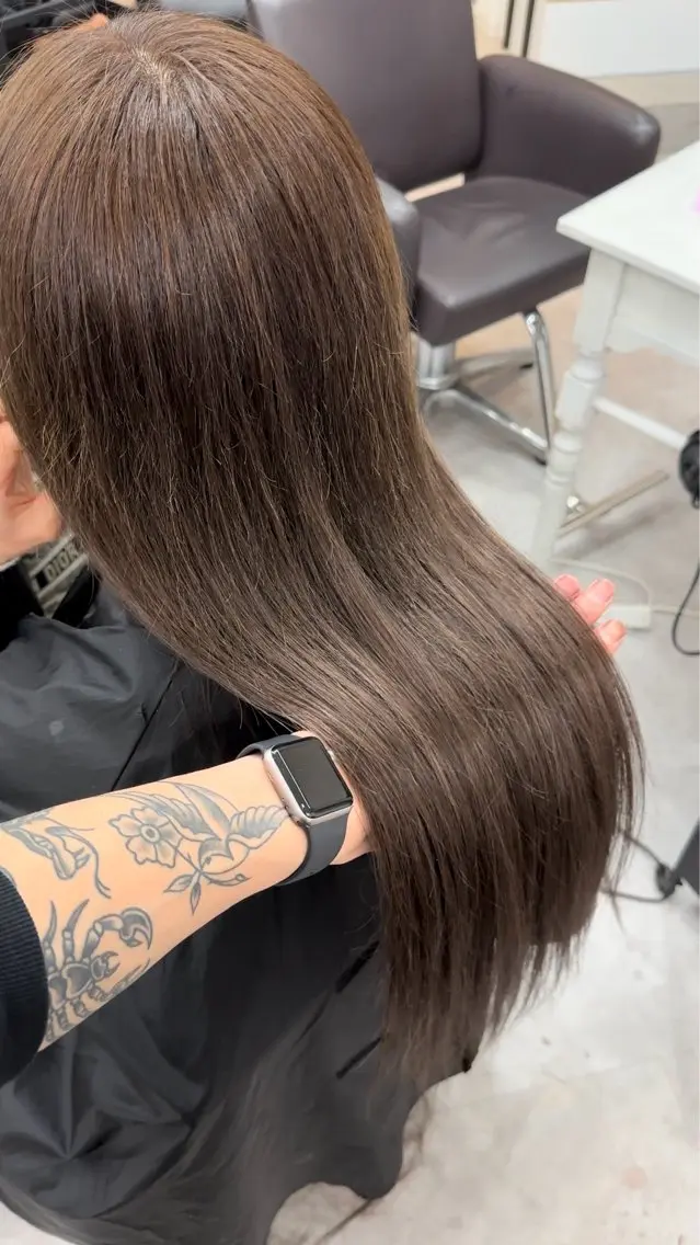 ロング 奥本 侑 髪質改善、ツヤ髪のヘアスタイル