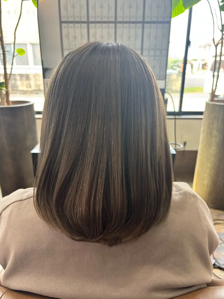 ミディアム 對比地 茜のヘアスタイル