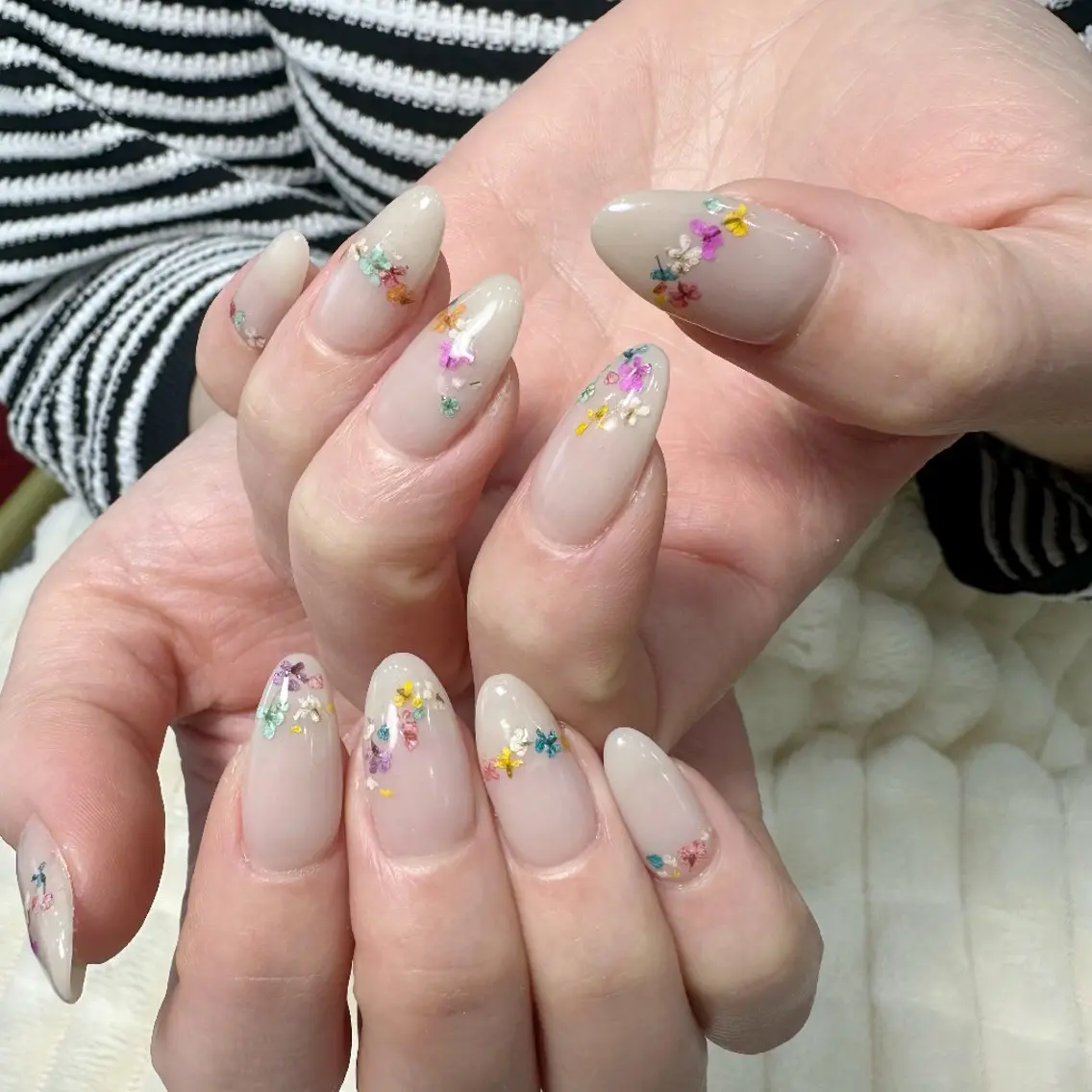ネイル チークネイル フレンチネイル ジェルネイル ガーリー キラキラネイル ハンドネイル UM Nail Salonのネイルデザイン