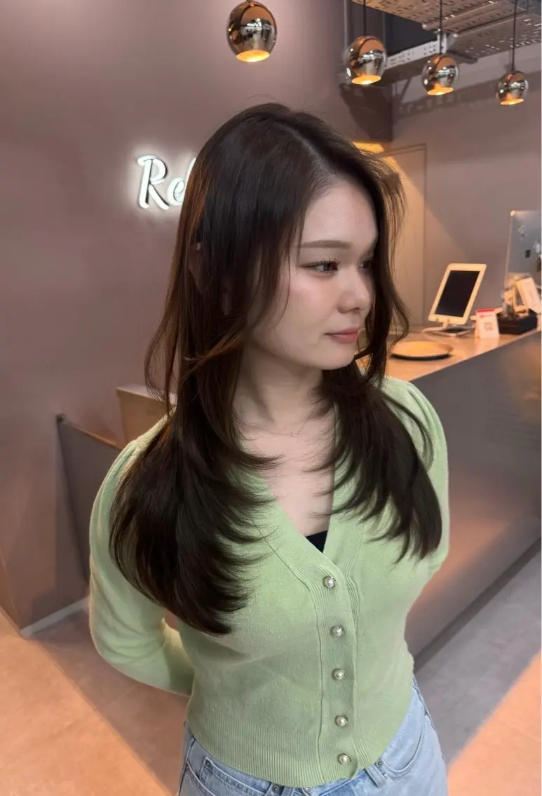 ミディアム カラー カット ヘアカラー トリートメント レイヤーカット 西村あきやのヘアスタイル