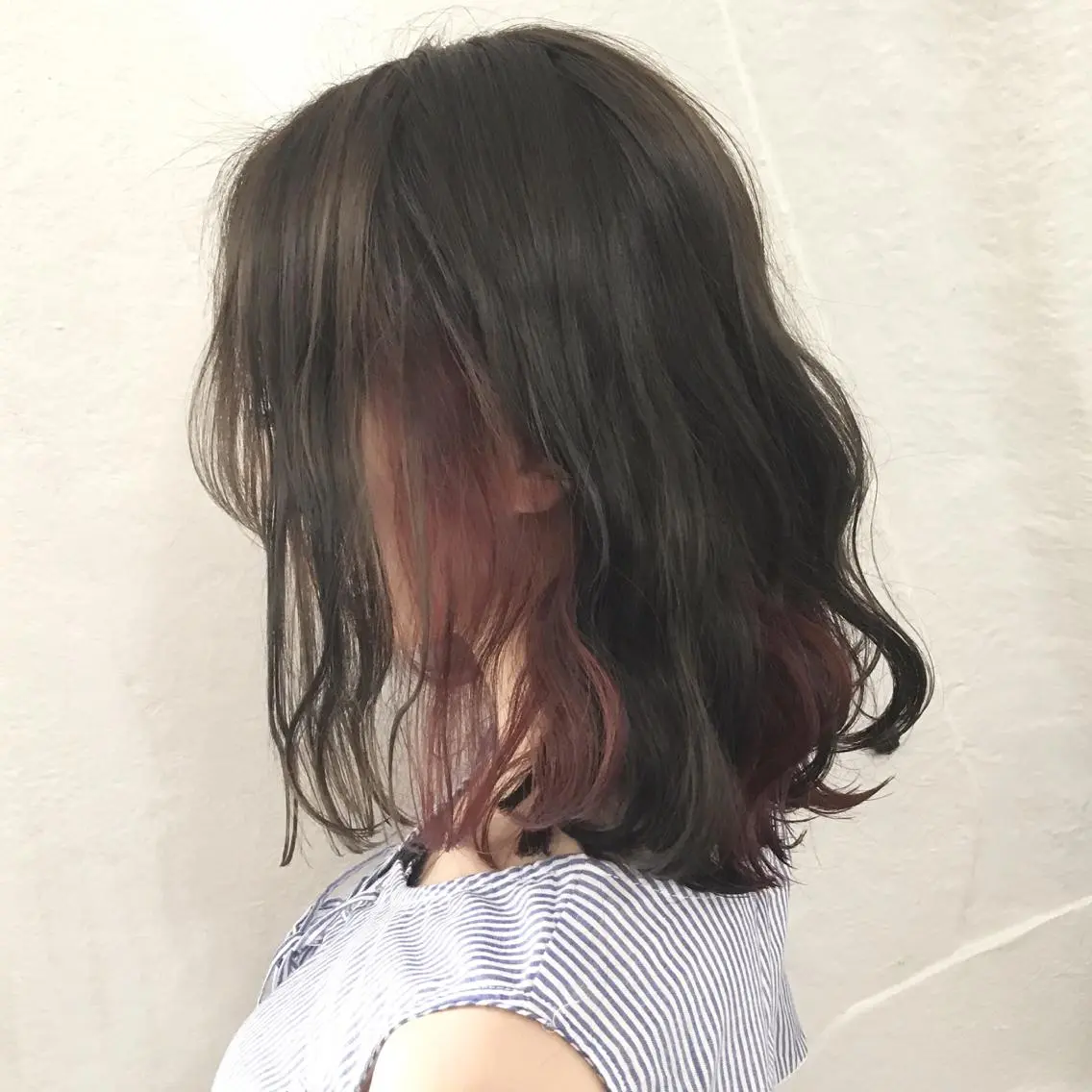 ミディアム カラー ブリーチ ブルーカラー ブルーグレー インナーカラー ブリーチなしカラー K-POP好き美容師 🇰🇷Kai.Yのヘアスタイル
