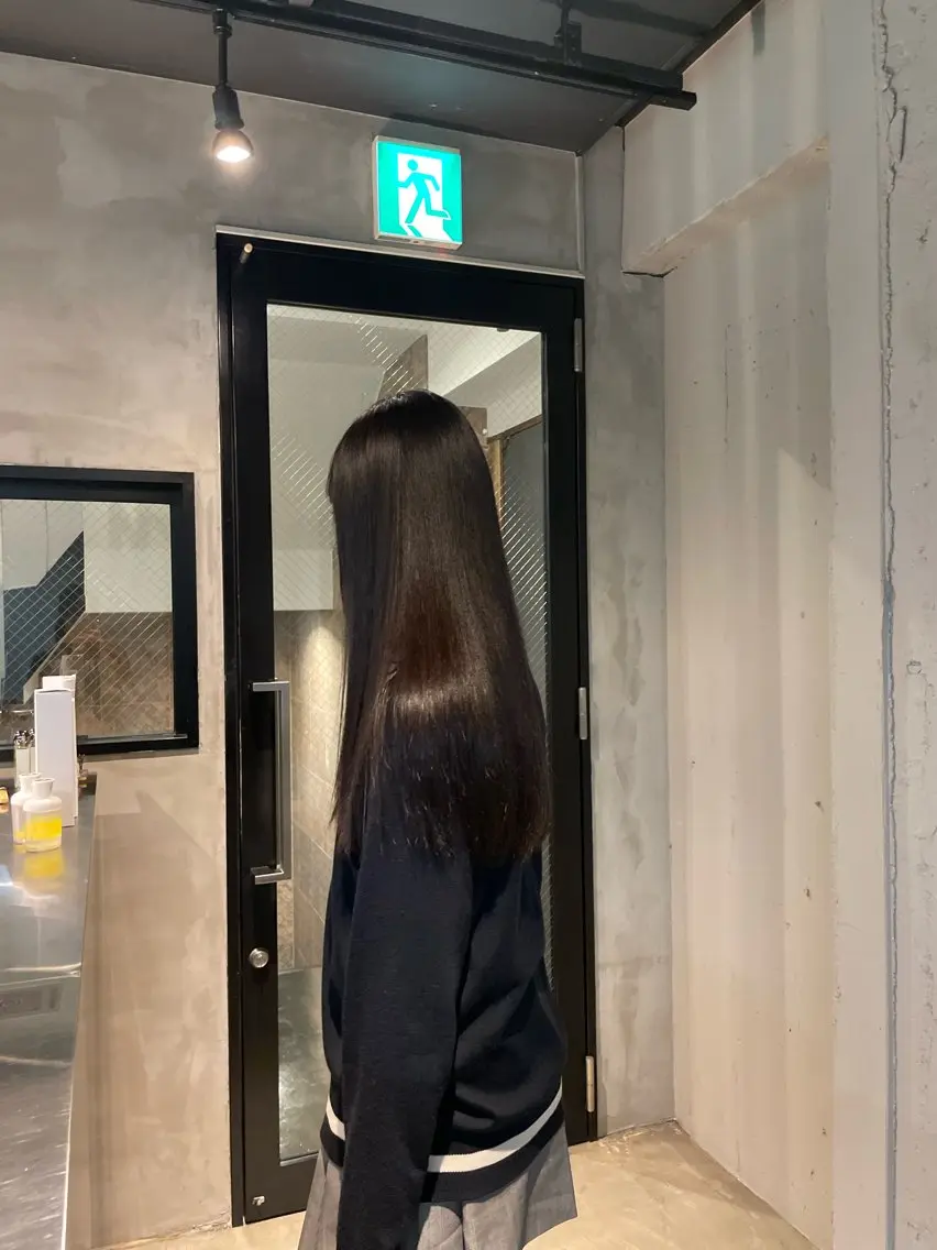 ロング 縮毛矯正 透明感・美髪 monsoワニベユナのヘアスタイル