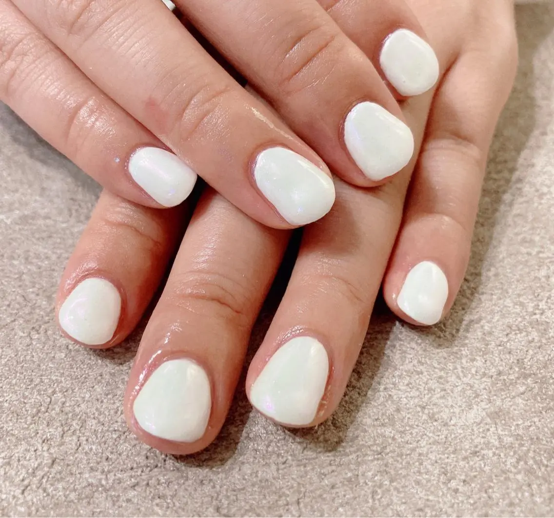 ネイル オーロラネイル ショートネイル ホワイト ハンドネイル Hiro nail /Harapeccoのネイルデザイン
