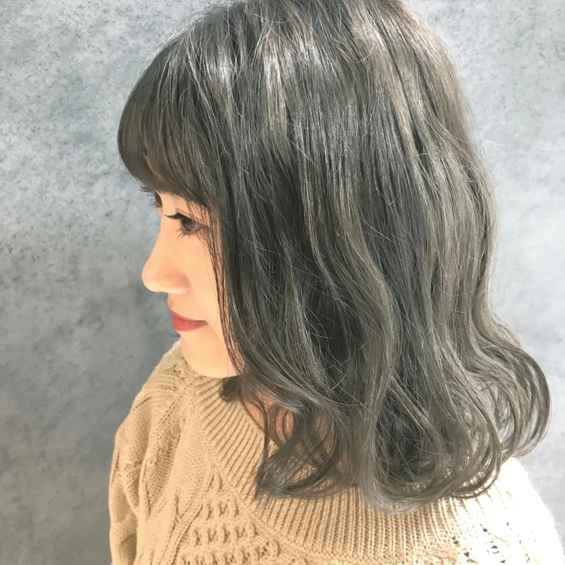 ミディアム カラー アッシュ アッシュグレー ブリーチ ダブルカラー 前濱 ノゾミのヘアスタイル