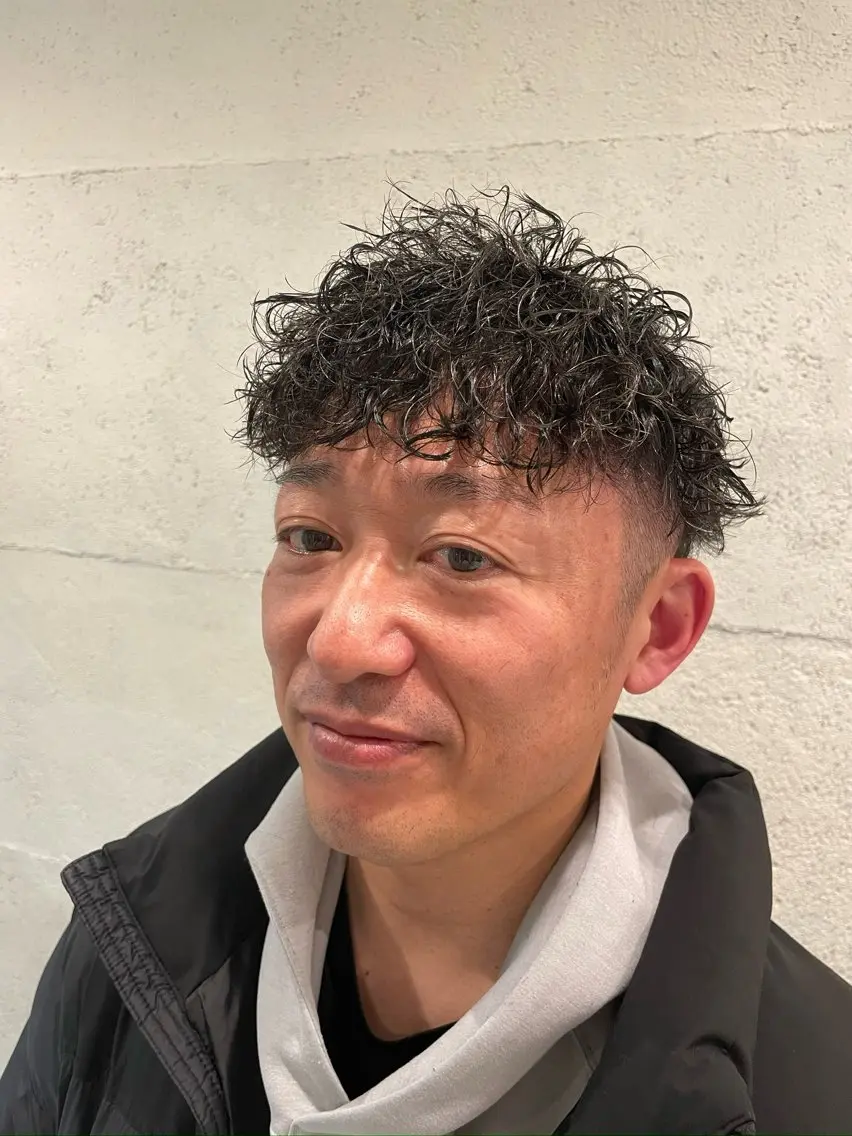 ミディアム パーマ メンズ ミディアムパーマ メンズパーマ 波巻きパーマ 藤井 響のヘアスタイル
