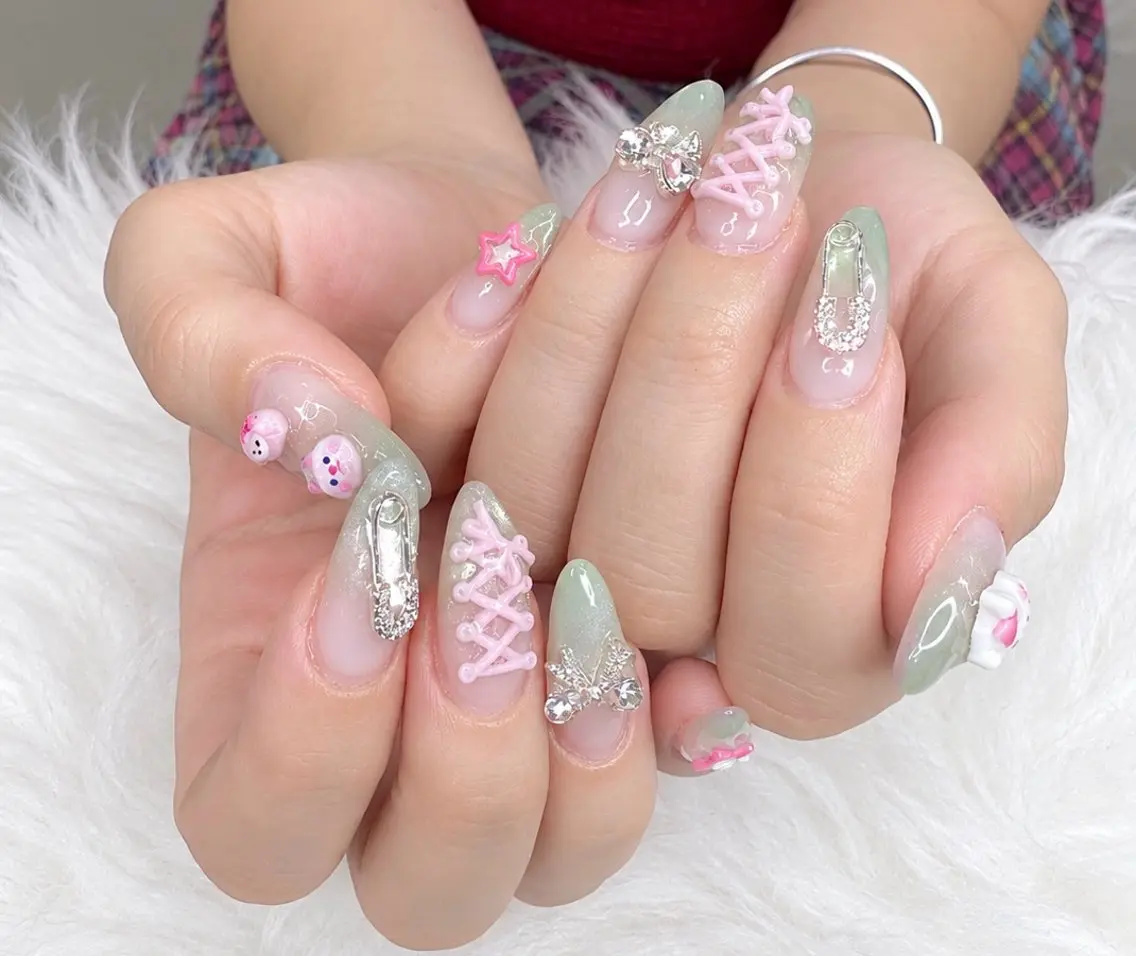 ネイル MIKA RUBY NAIL SLONのネイルデザイン