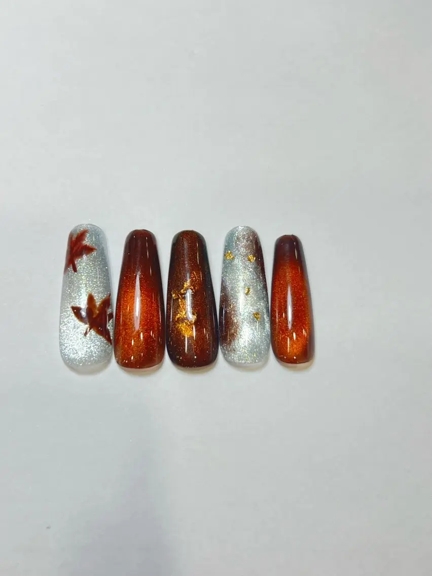 ネイル アートネイル ブラウン ゴールド キラキラネイル マグネットネイル ハンドネイル LYYM Salon Nikoのネイルデザイン