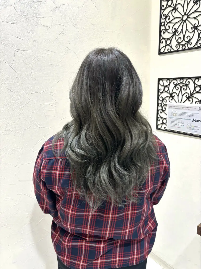ロング カラー アッシュ アッシュグレー アッシュグレージュ ブリーチ グレージュ ヘアカラー トリートメント 小野 友暉のヘアスタイル