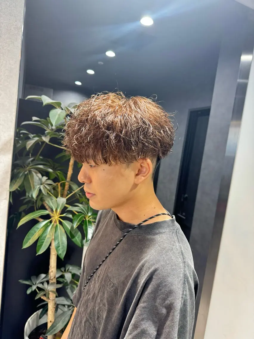 ショート カラー パーマ ヘアアレンジ メンズ メンズブリーチ センターパート メンズハイライト メンズハイトーン マッシュ カット パーマ トリートメント ヘッドスパ ヘアセット スパイキー/フェザー /波巻き/かいとのヘアスタイル