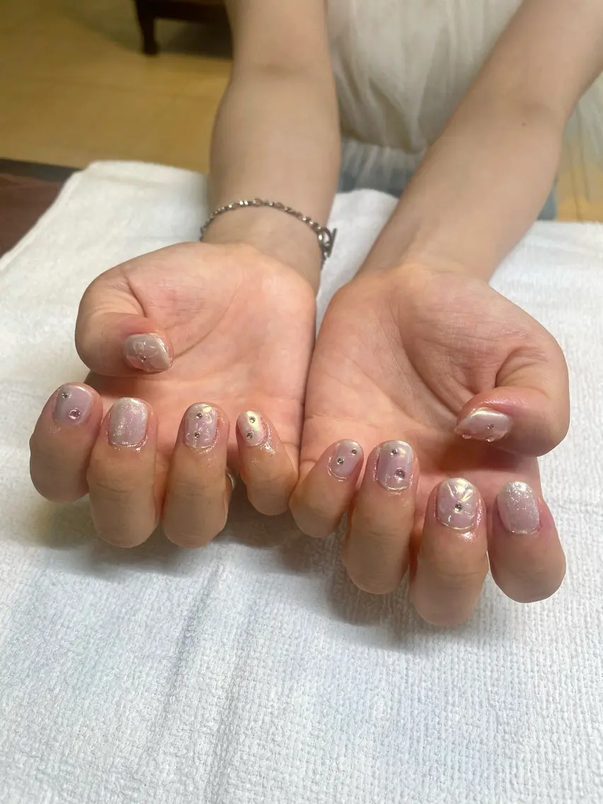 ネイル ミラーネイル シルバー ハンドネイル 菊池 菜月のヘアスタイル