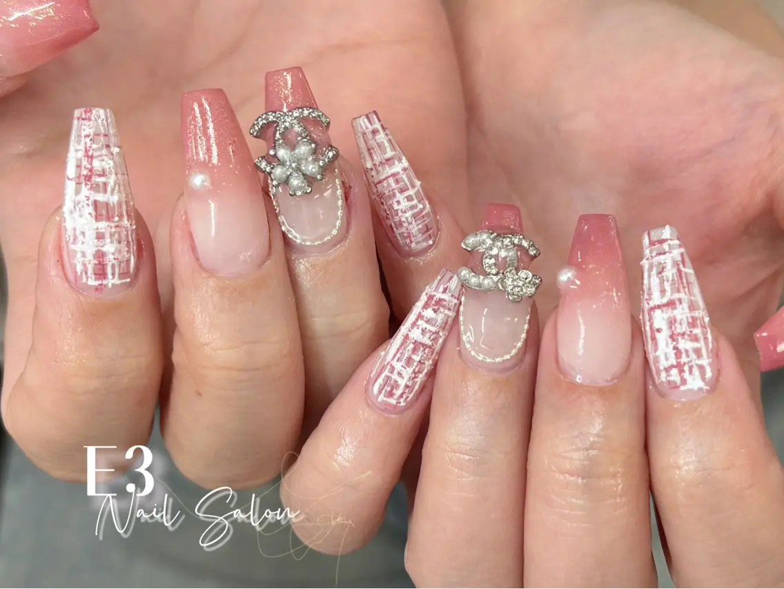 ネイル フレンチネイル ジェルネイル ガラスフレンチ グラデーション キラキラネイル ハンドネイル E3 Nail Salonのネイルデザイン