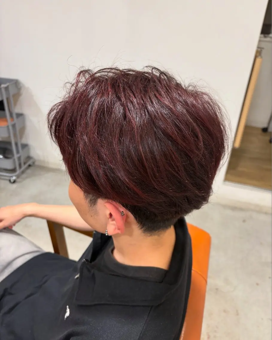 カラー メンズ メンズブリーチ ブリーチ ボルドーカラー ブリーチなしカラー レッドカラー 渡辺 樹花のヘアスタイル