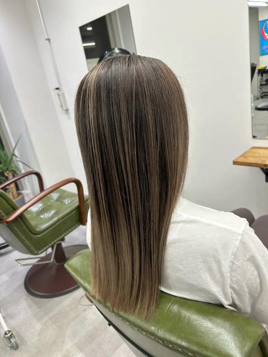 ミディアム カラー バレイヤージュ グレージュ レイヤーカット カット ヘアカラー トリートメント SHAFT Ieiriのヘアスタイル
