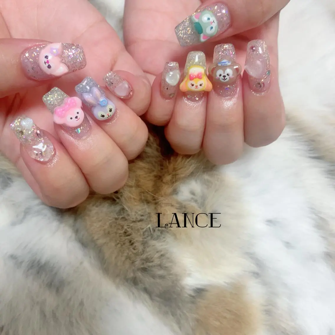 ミディアム ネイル オーロラネイル フレンチネイル キラキラネイル ワンホンネイル 冬ネイル ハンドネイル Lance nailのネイルデザイン