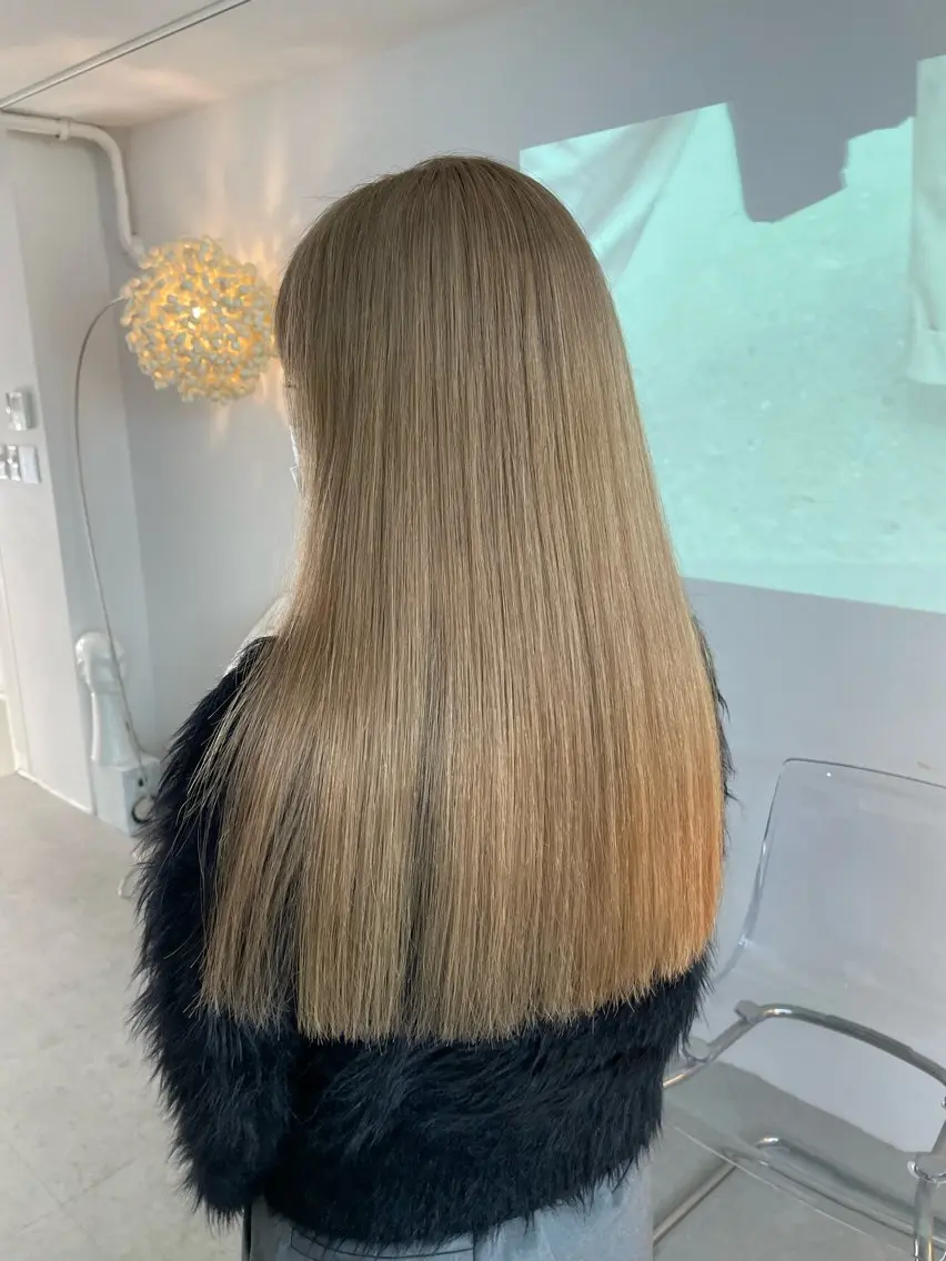 ロング カラー ベージュカラー ブリーチ nishiura nanasaのヘアスタイル