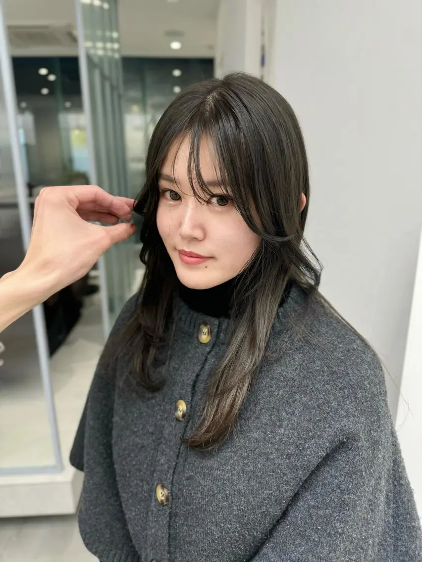 セミロング カラー ブリーチ 透明感カラー ブリーチなしカラー オリーブカラー 顔周りカット カット ヘアカラー ブリーチなし 寒色カラーのヘアスタイル