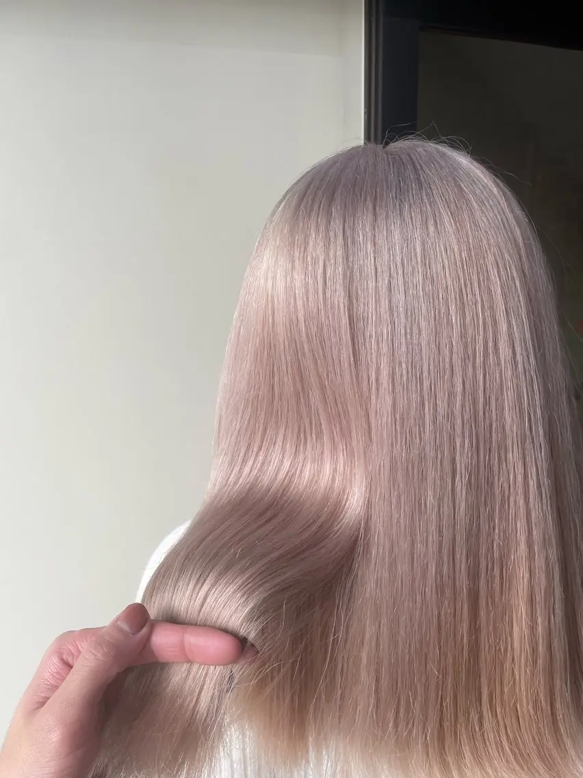 ミディアム ヘアカラー 髪質改善 ハイトーン 艶髪 川﨑 翼のヘアスタイル