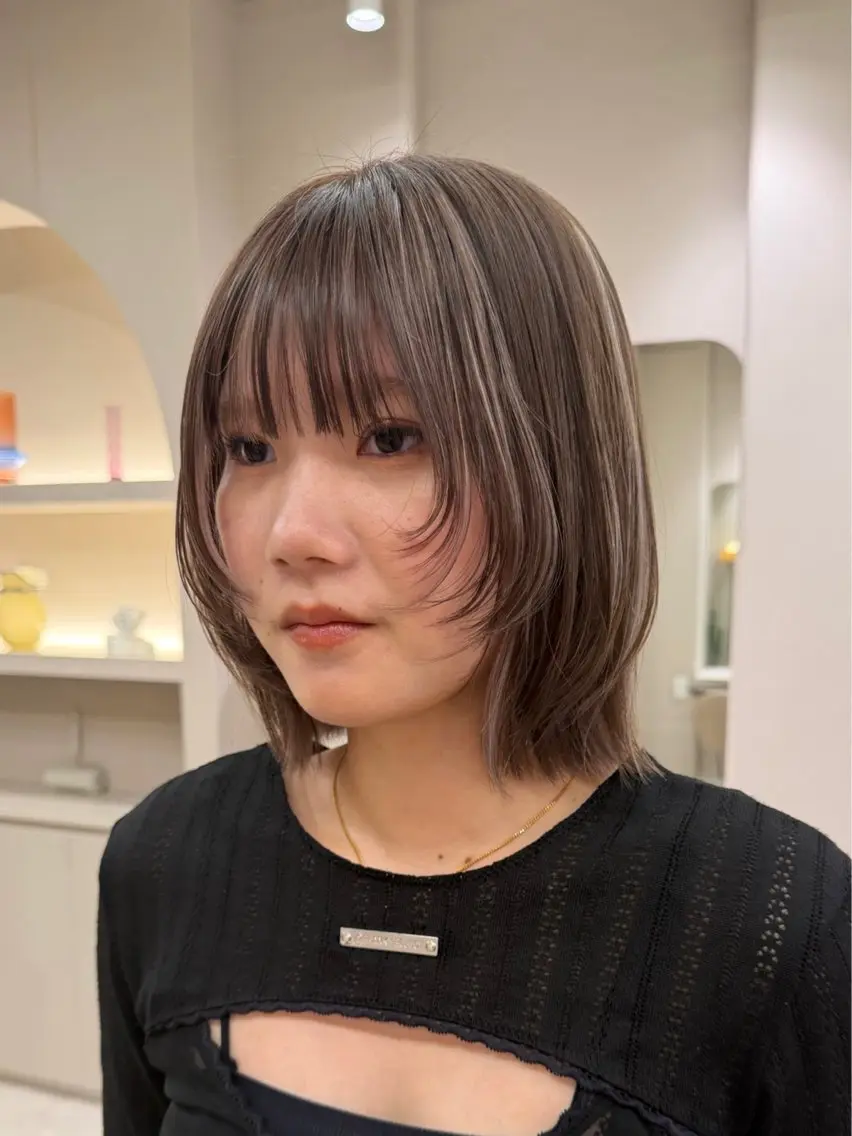 カラー ベージュカラー 透明感カラー ハイライトカラー シルバー ハイトーン／暖色 👩🏼HONOKAのヘアスタイル