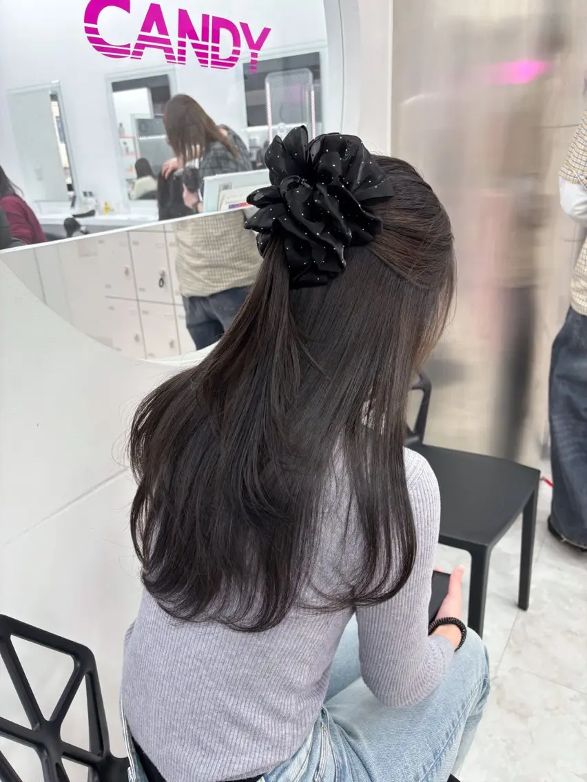 セミロング カラー 抜け感レイヤー︴ ニュアンスカラーのヘアスタイル