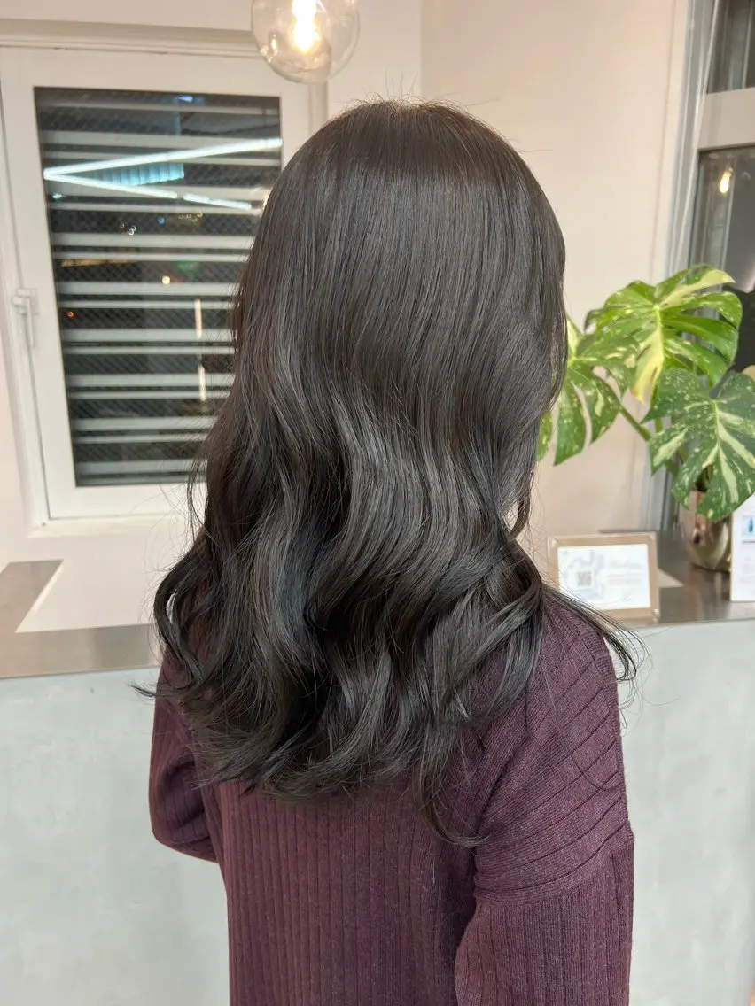 ロング カラー 小森聖奈 韓国風レイヤーカットのヘアスタイル