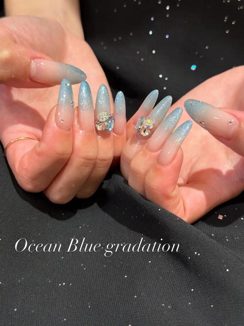 ネイル ブルー グラデーション ラメ(グリッター) ラメグラデーション ハンドネイル NailAVANCE Ichikaのネイルデザイン