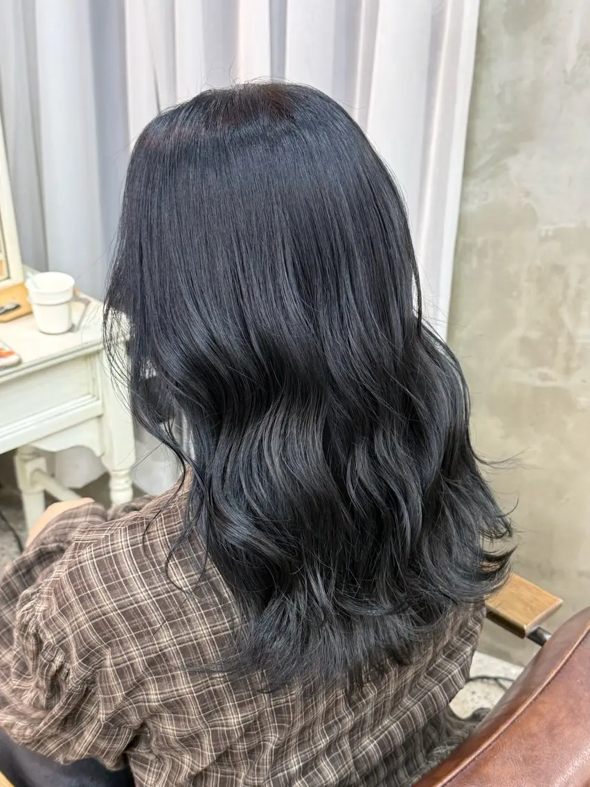 セミロング カラー アッシュ アッシュグレー 黒髪 ブルーカラー ブルーブラック ヘアカラー トリートメント 三條 朋香のヘアスタイル
