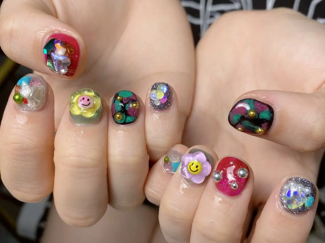ネイル チークネイル フレンチネイル ジェルネイル ガーリー キラキラネイル ハンドネイル UM Nail Salonのネイルデザイン