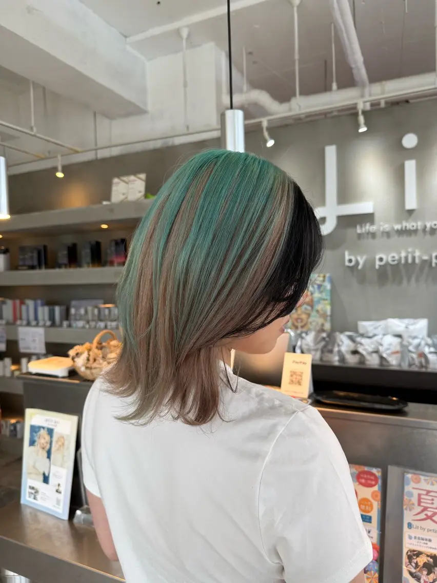 ミディアム カラー デザインカラー カット ヘアカラー ハイトーンカラー🩵 指名多数💗横山聖奈のヘアスタイル