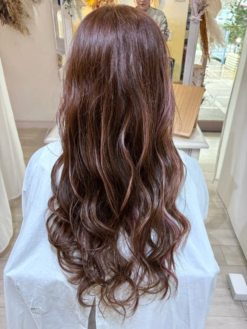 ロング ピンクブラウン ハイライト 秋田 亜由美のヘアスタイル