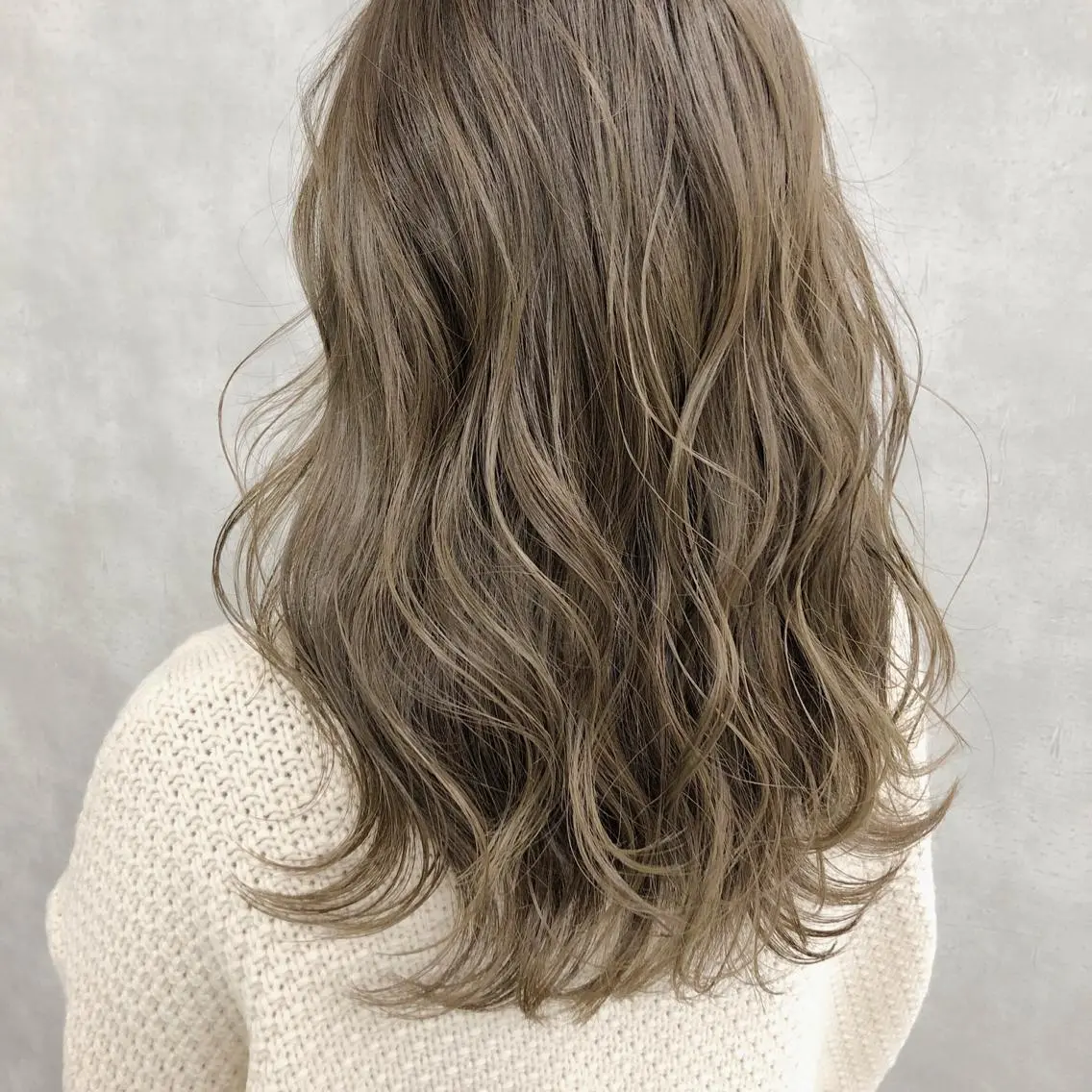 ミディアム カラー ベージュカラー グレージュ ハイライトカラー ミルクティーグレージュ ハイライト universe tokyoのヘアスタイル