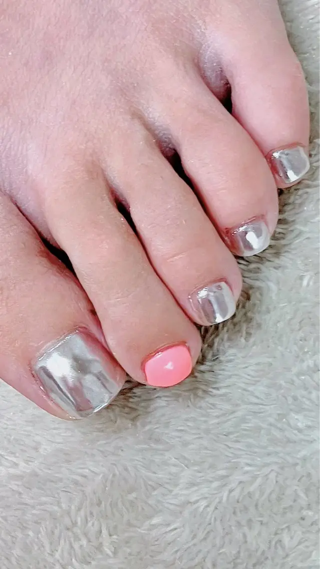ネイル ミラーネイル シルバー フットネイル shino🌟 痛ネイルのネイルデザイン